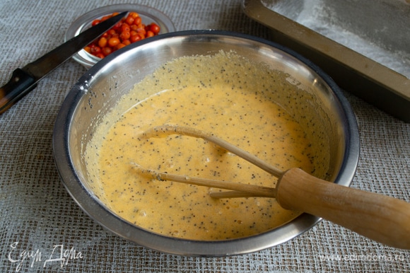 Перемешиваем тесто, оставляем на 20–30 минут, тем временем нагреваем духовку до 170°C.