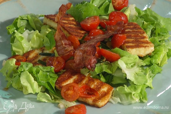 На тарелку выложить салатные листья, сверху сыр, помидоры и бекон.