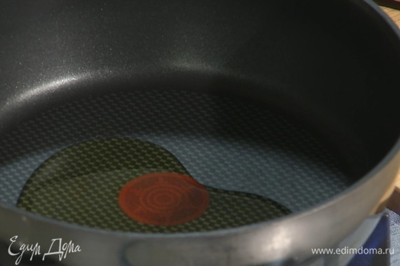 В разогретую сковороду налить оливковое масло.