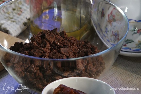Шоколад измельчить в крошку, соединить с миндальной мукой.