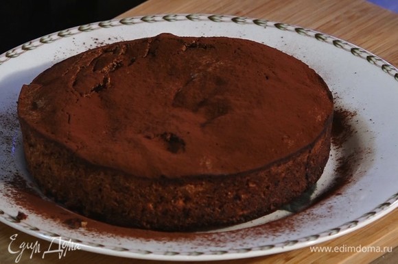 Украсить пирог какао. Подавать со взбитыми сливками.