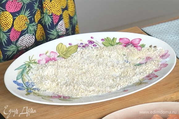 Японскую крошку панко и кокосовую стружку смешать на плоской тарелке, посолить и поперчить.