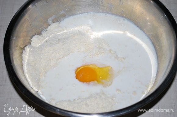 Добавьте сливки 10% (можно молоко) и одно яйцо.