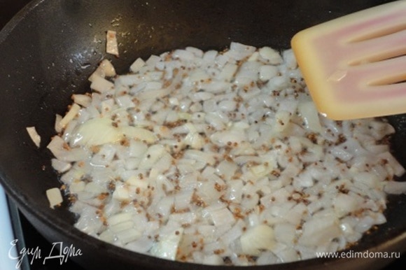 Затем добавить лук, нарезанный мелкими кубиками, и жарить до мягкости. Затем добавить сахар, уксус и соль. Перемешать.