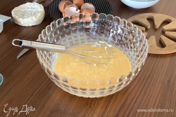 Часть сыра размять вилкой, вмешать в яичную смесь.