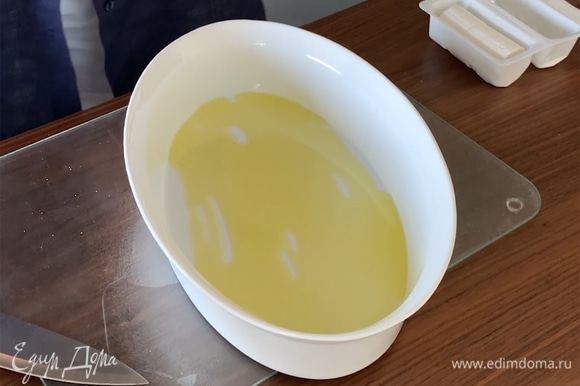 Дно формы для запекания смазать оливковым маслом.