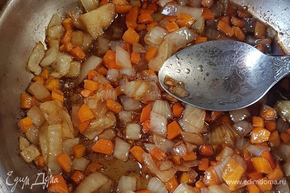Морковь и лук нарезать кубиками. В сковороде растопить сливочное масло и обжарить на нем морковь и лук до мягкости. Влить к овощам соевый соус и сразу снять с огня.