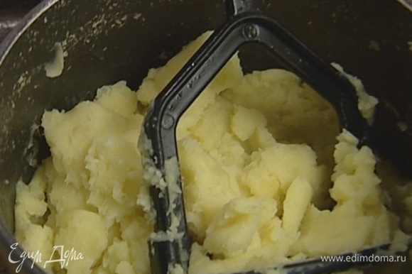 Картофель почистить, отварить в подсоленной воде, затем размять толкушкой в пюре, добавив немного воды или молока.