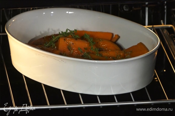 Овощи запекать в предварительно разогретой до 200°С духовке в течение 15 минут.