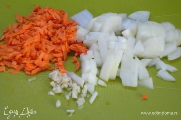 Рубим мелко лук и чеснок, морковь натираем на терке, помидоры очищаем от кожицы и нарезаем на мелкие кубики.