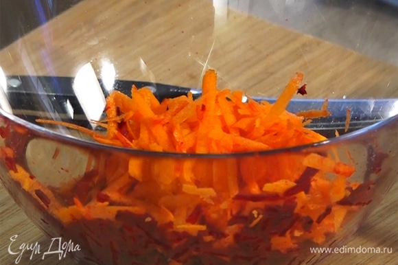 Свеклу и морковь натереть на крупной терке.