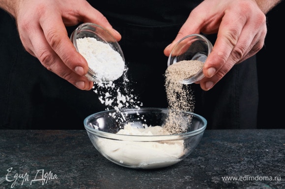 Для приготовления глазури смешайте сахарную пудру, ванильный сахар и сливочный сыр.