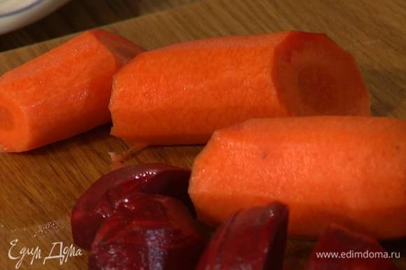 Свеклу и морковь почистить и крупно порезать.