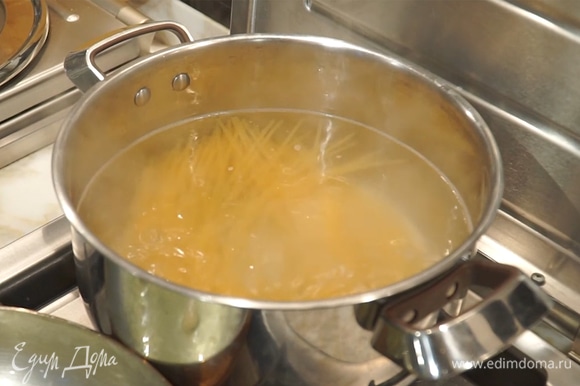 В кипящую подсоленую воду добавить спагетти, отварить до готовности.