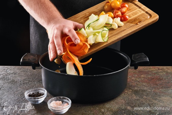 На сковороде в оливковом масле обжарьте все нарезанные овощи 1,5 минуты. Посолите, поперчите.