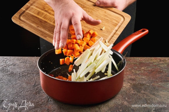 В сковороде растопите сливочное масло, добавьте овощи и веточку тимьяна. Обжарьте до золотистого цвета.