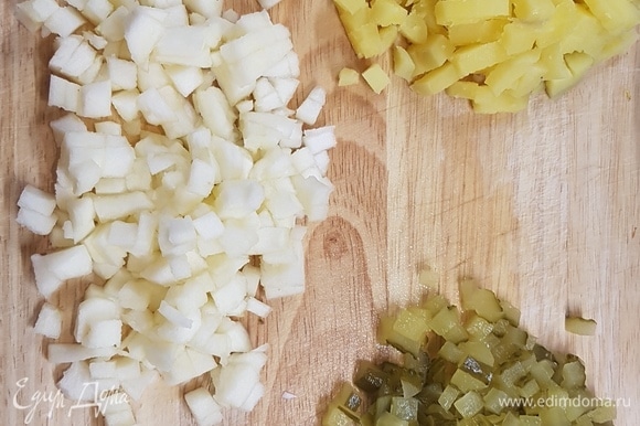 Вареный картофель, соленые огурцы, яблоки (очищенные от кожуры и сердцевины) нарезать мелким кубиком.