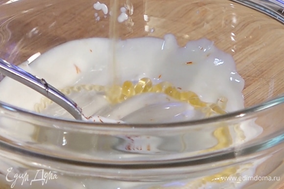 Йогурт выложить в миску, добавить шафран и мед, перемешать.