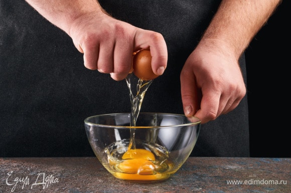Яйца взбейте в глубокой миске.