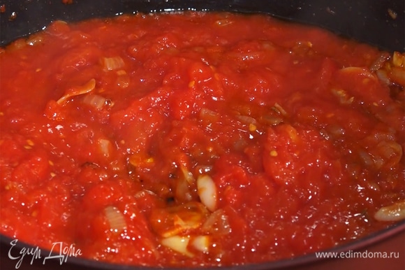 В сковороду влить помидоры пассата, добавить тмин и хлопья чили. Варить соус в течение 10 минут.