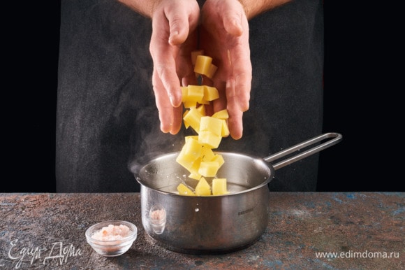 Картофель проварите минут 5 в подсоленной воде.