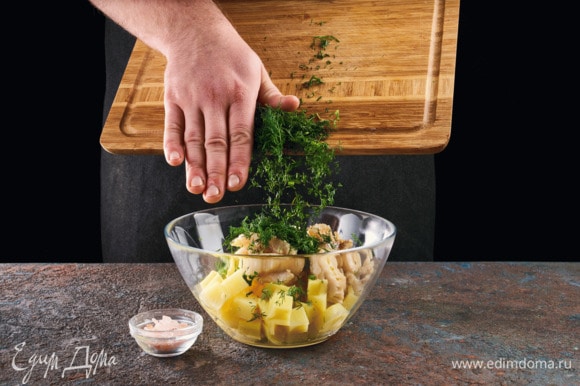 Смешайте отварной картофель, мелко нарезанный укроп, томленную в масле рыбу, посолить, поперчить.