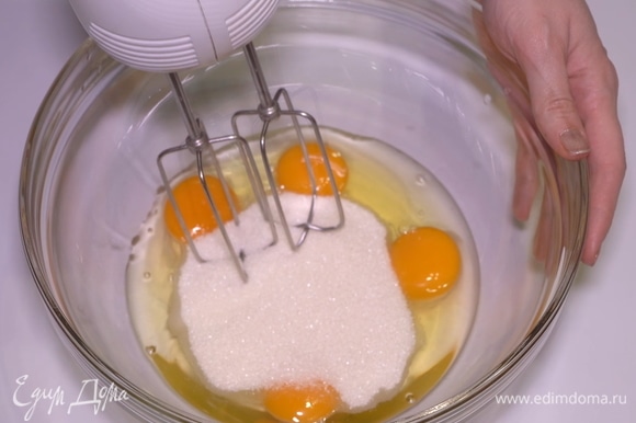 Взбиваем яйца с сахаром до образования пышной пены. Взбивать нужно как можно лучше, минимум 7–8 минут.