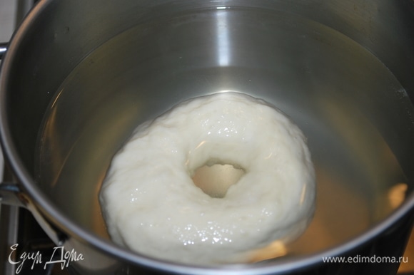 В кипящую воду опустите каждую булочку примерно на 20 секунд. Булочки будут с красивой корочкой и не потрескаются при выпечке.