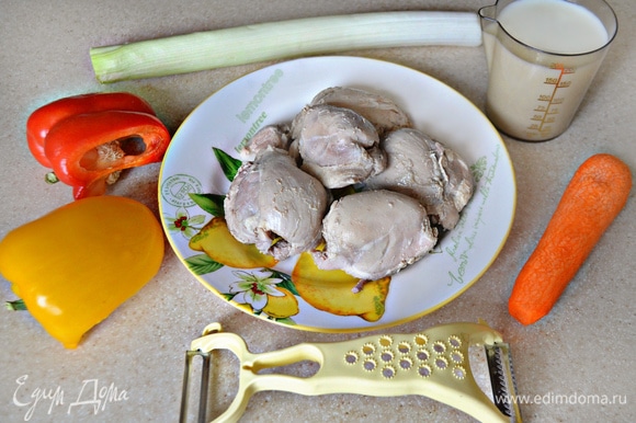 Готовое куриное филе остудите. Для начинки подготовьте, вымойте и почистите морковь и по половинке желтого и красного болгарского перца. Еще понадобятся лук-порей, молоко.