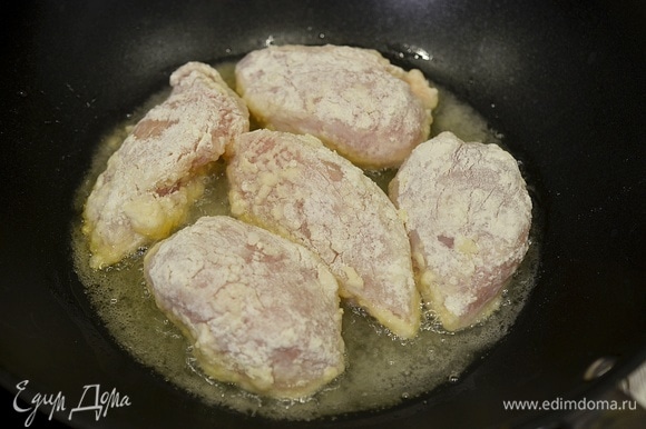 В сковороде разогрейте масло и выложите кусочки курицы.