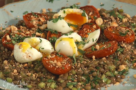 Чечевицу выложить на тарелку, сверху — помидоры и яйца. Посыпать блюдо оставшейся кинзой и приправой дукка.