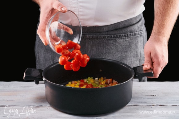 Помидоры черри разрежьте пополам и добавьте в сковороду к остальным овощам. Тушите 15 минут.