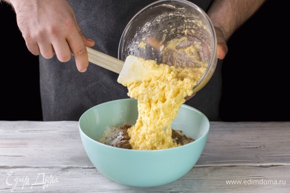 Добавьте яично-масляную смесь. Замесите тесто, напоминающее по консистенции густую сметану.