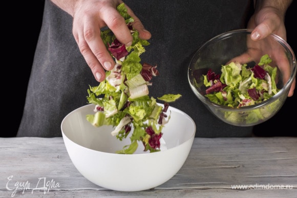 Салатный микс выложите в салатник из серии посуды Diwali White от Luminarc.