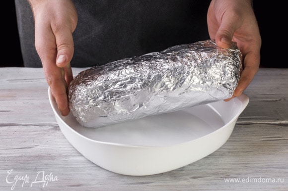В форму для запекания выложите мясо и налейте 100 мл воды. Поставьте в духовку, разогретую до 180°С на 1,5 часа.