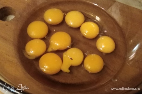 Подготовить перепелиные яйца.
