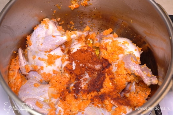 Через 2–3 минуты зажарка из лука и моркови уже готова, поэтому перекладываем сверху перепелок и перемешиваем все это как можно лучше и добавляем столовую ложку паприки, которая придаст мясу приятный вкус и аромат.