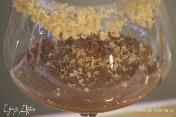 Выдавить крем в бокал, сверху украсить орехами и тертым темным шоколадом.
