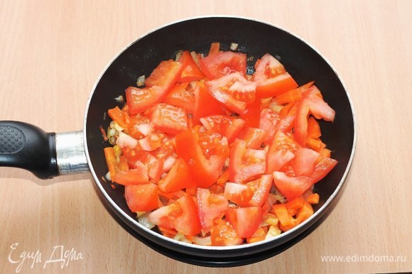 Приготовим томатно-чесночный соус. Очистить репчатый лук и мелко нарезать, затем обжарить на разогретом масле до прозрачности. Морковь очистить, вымыть и нарезать соломкой, добавить к луку и пассеровать. Затем добавить нарезанный дольками помидор и соевый соус. Перемешать и тушить до готовности овощей.