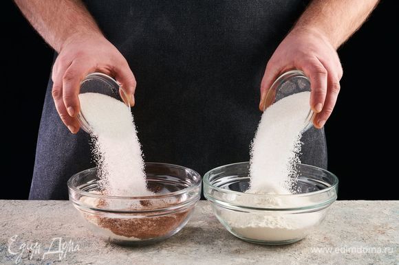 В каждую миску положите по половине сахара.