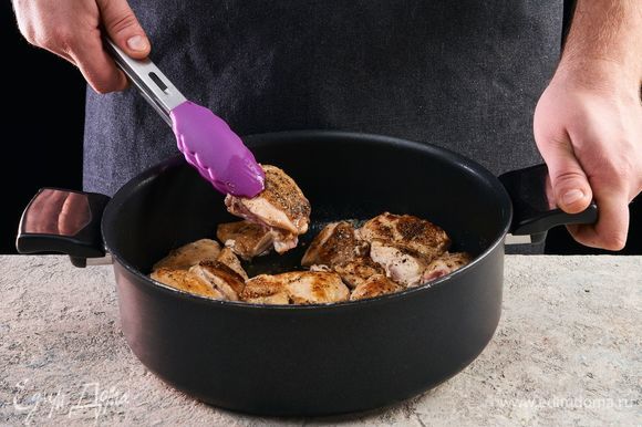 Выкладывайте на сковороду части курицы и обжаривайте небольшими партиями до появления золотистой корочки. Как только корочка появится, уберите курицу со сковородки.