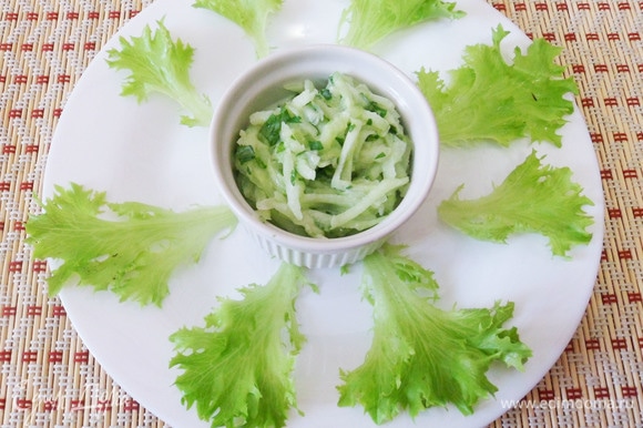 Один из возможных вариантов сервировки: в центр сервировочной тарелки ставим соус и раскладываем листья салата.