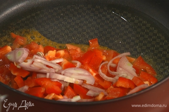 На разогретую сковороду добавить растительное масло, всыпать овощи.