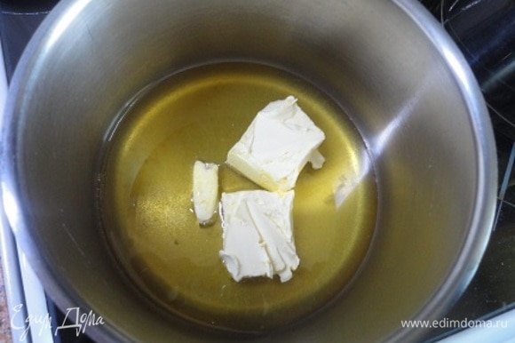 Растопить мед с маслом и вылить к сухим ингредиентам.