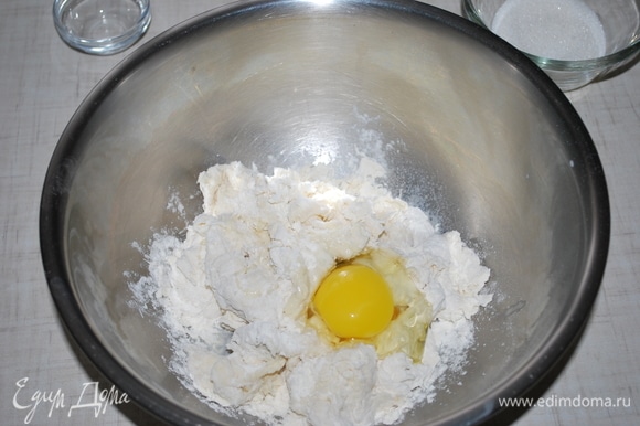 Постепенно, небольшими порциями добавляйте яйца, каждый раз хорошо перемешивая.