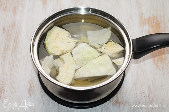 В кипящую несоленую воду кладем картофель и белокочанную капусту, отвариваем до полуготовности.