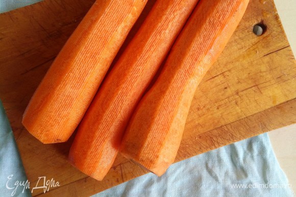 Морковь чистим и нарезаем на кружочки.