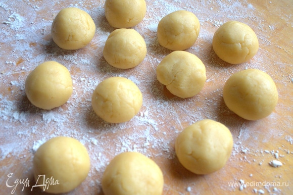 Отщипывать тесто и скатать шарики размером чуть более грецкого ореха.