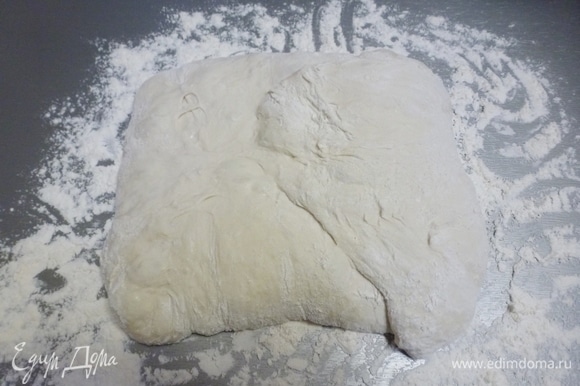 Припылить сверху тесто мукой и начать формовку. Формовать хлеб надо заворачивая тесто со всех сторон к центру, образовывая круглую буханку.
