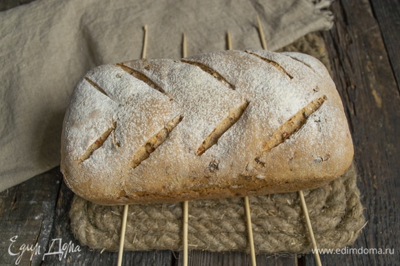 Отправляем хлеб в раскаленную духовку. Время выпекания — 25–30 минут, температура — 200°C. Готовый хлеб остужаем на решетке или на деревянных палочках.